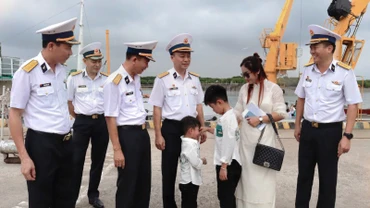 Chị Thùy Dương và các con nơi cầu cảng.