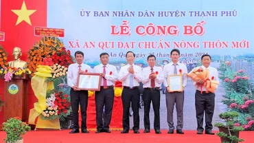 Lễ công bố xã An Qui, huyện Thạnh Phú, tỉnh Bến Tre đạt chuẩn nông thôn mới vào tháng 9/2024. (Ảnh minh họa: Báo Đồng khởi)