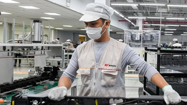 Lao động tại Công ty TNHH Bumjin Electronics Vina, Hàn Quốc, tại Quảng Ninh. (Ảnh: Thành Đạt) 