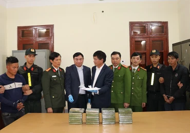 Đồng chí Trần Quốc Cường, Ủy viên Trung ương Đảng, Bí thư Tỉnh ủy và đồng chí Lê Thành Đô, Chủ tịch Ủy ban nhân dân tỉnh Điện Biên động viên cán bộ, chiến sĩ Công an Điện Biên đã triệt phá thành công Chuyên án ma túy chung giữa Công an tỉnh Điện Biên và Công an các tỉnh Bắc Lào.