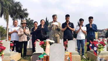 Gia đình liệt sĩ Dương Trung Dũng chỉ có thể đến thăm viếng mộ liệt sĩ mà không thể làm thủ tục điều chỉnh, bổ sung thông tin để nhận phần mộ liệt sĩ của gia đình. (Ảnh Dương Mạnh Chiến)