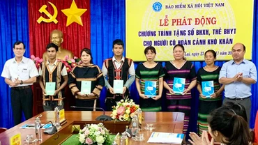 Tặng sổ bảo hiểm xã hội, thẻ bảo hiểm y tế cho người dân có hoàn cảnh khó khăn tại Gia Lai. (Ảnh: Bảo hiểm xã hội Gia Lai)
