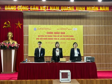 Đấu giá viên của Công ty đấu giá Hợp danh số 5 Quốc gia chuẩn bị cho phiên đấu giá. Ảnh: Mic.
