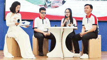 Các sinh viên xuất sắc giao lưu tại chương trình trao học bổng SCG Sharing the Dream năm 2023.