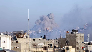 Khói bốc lên sau cuộc không kích của Israel xuống Dải Gaza.