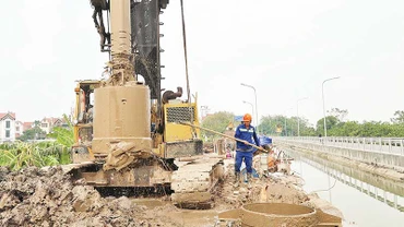 Nhà thầu đẩy nhanh tiến độ thi công dự án đường vành đai 4 tại huyện Hoài Đức.