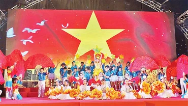 Những chương trình biểu diễn nghệ thuật do chính cán bộ, đảng viên, nhân dân các phường thể hiện tại Không gian văn hóa sáng tạo quận Tây Hồ để lại ấn tượng tốt đẹp trong lòng khán giả.