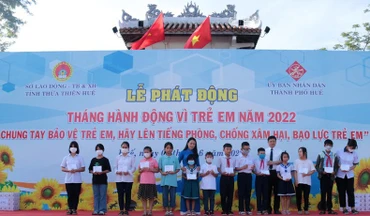 Trao học bổng cho trẻ em khó khăn ở các cơ sở, trung tâm bảo trợ xã hội đã đạt thành tích cao trong học tập tại Tháng hành động vì trẻ em năm 2022. (Ảnh: Công Hậu)