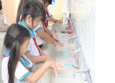 Học sinh Trường tiểu học Hồ Đức Thắng được hướng dẫn rửa tay giữ gìn vệ sinh cá nhân. (Ảnh: SNV)