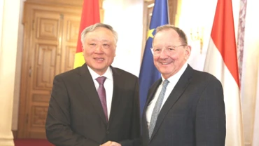 Phó Thủ tướng Thường trực Chính phủ Nguyễn Hòa Bình gặp Phó Chủ tịch Nghị viện Luxembourg Fernand Etgen. (Ảnh: VGP/Nguyễn Hoàng)