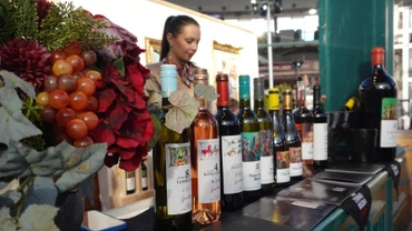 Các sản phẩm rượu vang được trưng bày tại hội chợ Wine Vision by Open Balkan (Ảnh: Tân Hoa xã)