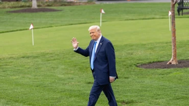 Tổng thống Mỹ Donald Trump vẫy tay chào báo chí khi chuẩn bị lên trực thăng Marine One tại Nhà Trắng ở Washington, D.C., vào ngày 28/3. (Ảnh: Tân Hoa xã)