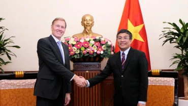 Thứ trưởng Thường trực Ngoại giao Nguyễn Minh Vũ tiếp Phó Chủ tịch điều hành quốc tế tập đoàn Airbus Wouter Van Wersch. (Ảnh: Bộ Ngoại giao)