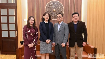 Các đồng chí lãnh đạo Báo Nhân Dân chụp ảnh lưu niệm cùng bà Ogawa Megumi, Trưởng Ban Chính trị Đại sứ quán Nhật Bản. (Ảnh: BÙI GIANG)