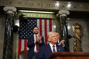 Phó Tổng thống Mỹ JD Vance và Chủ tịch Hạ viện Mike Johnson liên tục vỗ tay khi Tổng thống Donald Trump phát biểu.