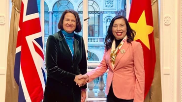 Thứ trưởng Ngoại giao Lê Thị Thu Hằng gặp Quốc vụ khanh Bộ Ngoại giao Anh Catherine West. (Ảnh: Bộ Ngoại giao)