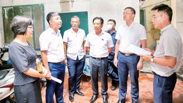  Đoàn giám sát của Hội đồng nhân dân thành phố Hà Nội tiến hành giám sát chuyên đề "Việc thực hiện các quy định của pháp luật trong quản lý, sử dụng tài sản công là nhà, đất thuộc sở hữu nhà nước của thành phố" tại Công ty trách nhiệm hữu hạn một thành viên Quản lý và Phát triển nhà Hà Nội. (Ảnh GIA HUY) Đoàn giám sát của Hội đồng nhân dân thành phố Hà Nội tiến hành giám sát chuyên đề "Việc thực hiện các quy định của pháp luật trong quản lý, sử dụng tài sản công là nhà, đất thuộc sở hữu nhà nước của thành phố" tại Công ty trách nhiệm hữu hạn một thành viên Quản lý và Phát triển nhà Hà Nội. (Ảnh GIA HUY)