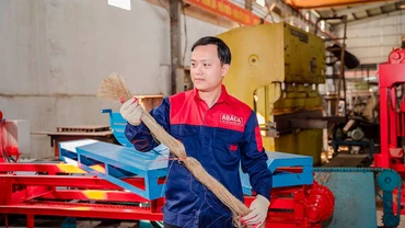 Kỹ sư Hồ Xuân Vinh ở Quỳnh Lưu (Nghệ An) sáng chế máy tách sợi từ thân cây chuối và lá dừa, đoạt Giải ba Hội thi sáng tạo kỹ thuật tỉnh Nghệ An lần thứ 16 (năm 2021). 