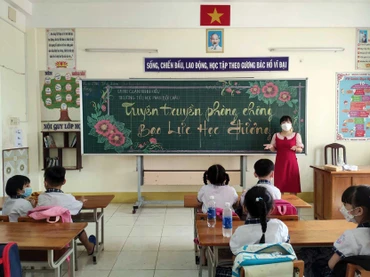 Giờ học ngoại khóa tuyên truyền phòng, chống bạo lực học đường tại Trường tiểu học Phan Bội Châu, quận Ninh Kiều, thành phố Cần Thơ. (Ảnh HOÀI THU)