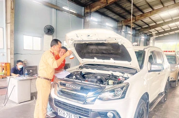 Lực lượng cảnh sát giao thông tăng cường hỗ trợ tại Trung tâm đăng kiểm ô-tô 50-03V. (Ảnh THẾ ANH)