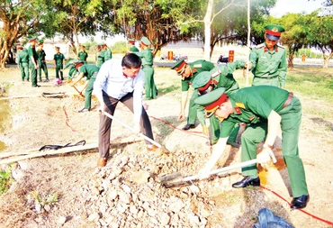 Trồng cây xanh tại khu vực Trung đoàn Bộ binh 897.