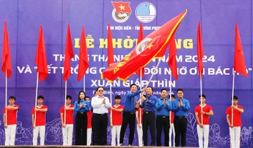 Đồng chí Đặng Thành Huy, Bí thư Tỉnh đoàn Điện Biên cùng đồng chí Nguyễn Trung Kiên, Bí thư Tỉnh đoàn Vĩnh Phúc phất cờ khởi động Tháng Thanh niên 2024.