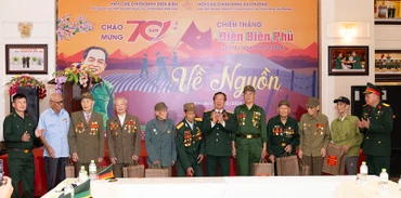Các cựu chiến binh Hải Phòng tặng quà, tri ân chiến sĩ Điện Biên.