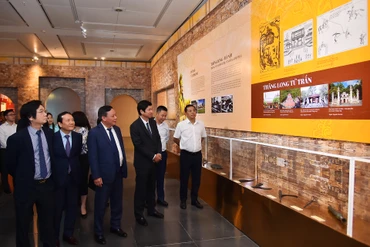 Các đại biểu tham quan trưng bày chuyên đề tại Triển lãm "Thành tựu kinh tế, văn hóa, xã hội của Thủ đô 70 năm xây dựng và phát triển".