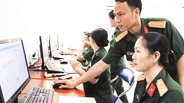 Quân khu 7 từng bước xây dựng lộ trình trang bị máy tính quân sự, xây dựng phần mềm ứng dụng cho các cơ quan, đơn vị trực thuộc Quân khu.