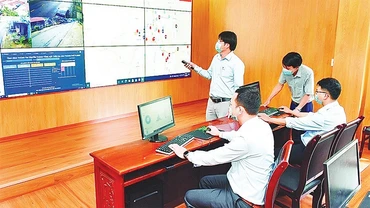 Kỹ thuật viên xử lý thông tin hình ảnh qua camera tại Trung tâm Điều hành đô thị thông minh TP Pleiku.