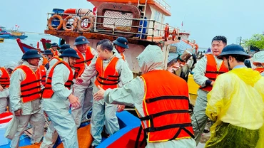 Các cán bộ, chiến sĩ Vùng 3 Hải quân thăm, chúc Tết trên huyện đảo Lý Sơn (Quảng Ngãi) nhân dịp Tết Nguyên đán Giáp Thìn năm 2024.