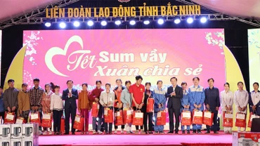 Các đồng chí lãnh đạo Trung ương và tỉnh trao những phần quà Tết tới người lao động có hoàn cảnh khó khăn.
