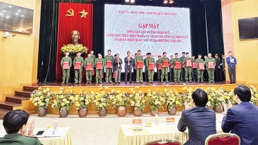 Quận Hoàn Kiếm tổ chức gặp mặt, tặng quà công dân nhập ngũ.