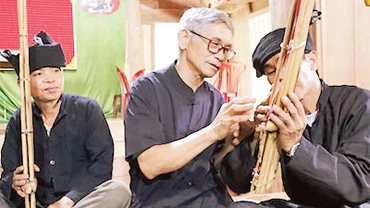 Ông Lường Văn Chựa dạy thổi khèn cho các học viên trong bản.