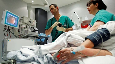 Các bác sĩ siêu âm cho bệnh nhân tại một bệnh viện ở Marseille, Pháp. (Ảnh REUTERS)