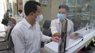 Triển khai ứng dụng công nghệ sinh trắc xác thực vân tay trên căn cước công dân gắn chíp trong khám, chữa bệnh bảo hiểm y tế đem đến nhiều tiện lợi (Ảnh: VSS).