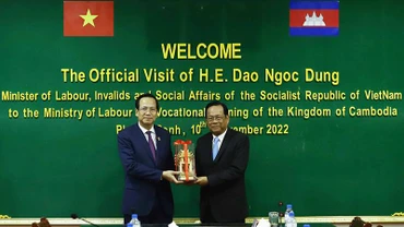 Bộ trưởng Đào Ngọc Dung và Bộ trưởng Ith Samheng (Ảnh: Molisa).