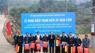 Phó Thủ tướng Chính phủ Bùi Thanh Sơn trao quà tặng các gia đình ở bản Nặm Cứm.