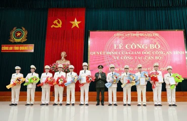 Đại tá Vũ Văn Đấu, Giám đốc Công an tỉnh Quảng Trị trao quyết định cho các trưởng phòng nghiệp vụ.