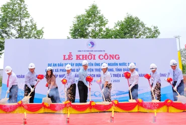 Lãnh đạo tỉnh Quảng Trị và các đại biểu đã thực hiện nghi thức khởi công dự án.