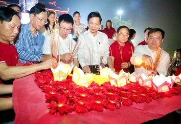 Ban Tổ chức giải dâng hoa đăng cho các Anh hùng liệt sĩ.