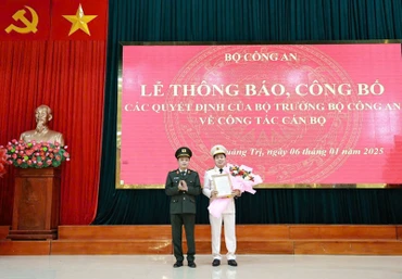 Thứ trưởng Công an, Thiếu tướng Đặng Hồng Đức trao quyết định bổ nhiệm Giám đốc Công an tỉnh Quảng Trị cho Đại tá Vũ Văn Đấu.
