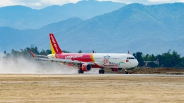 Tàu bay của Hãng Hàng không Vietjet tại sân bay Điện Biên Phủ. 