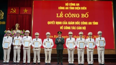 Đại tá Ngô Thanh Bình, Giám đốc Công an tỉnh Điện Biên trao quyết định điều động, bổ nhiệm lãnh đạo cấp phòng đối với 9 đồng chí. 