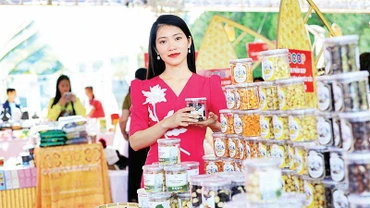 Quảng bá sản phẩm OCOP của Lâm Đồng tại một sự kiện. (Ảnh MAI VĂN BẢO)