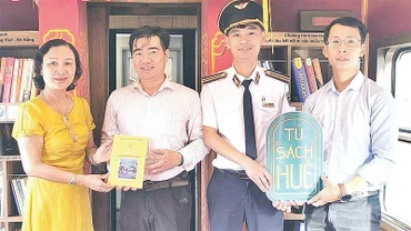 Đại diện nhà tài trợ tặng sách tại buổi ra mắt trạm đọc trên đoàn tàu kết nối di sản Huế-Đà Nẵng. (Ảnh MINH HIỀN)