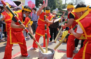 Thi giã bánh dày dâng lên các Vua Hùng ngày Giỗ Tổ. (Ảnh: Ngọc Long)