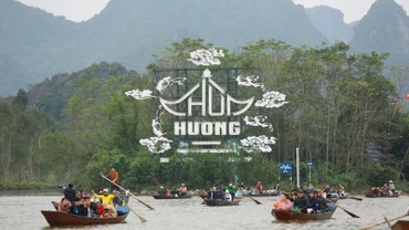 Lễ hội Chùa Hương, Hà Nội. (Ảnh: Giang Nam)