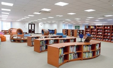 Thư viện tại một trường có yếu tố nước ngoài ở Hà Nội.