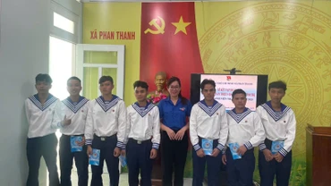 Đại diện Ủy ban nhân dân xã Phan Thanh, huyện Bắc Bình, tỉnh Bình Thuận tổ chức trao giấy nhập ngũ cho thanh niên. (Ảnh THANH HẢI)